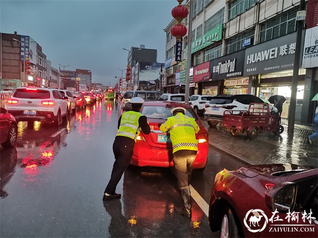 靖边交警：飒飒秋雨中坚守的是一份责任