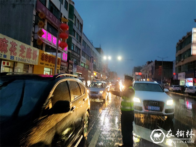 靖边交警：飒飒秋雨中坚守的是一份责任