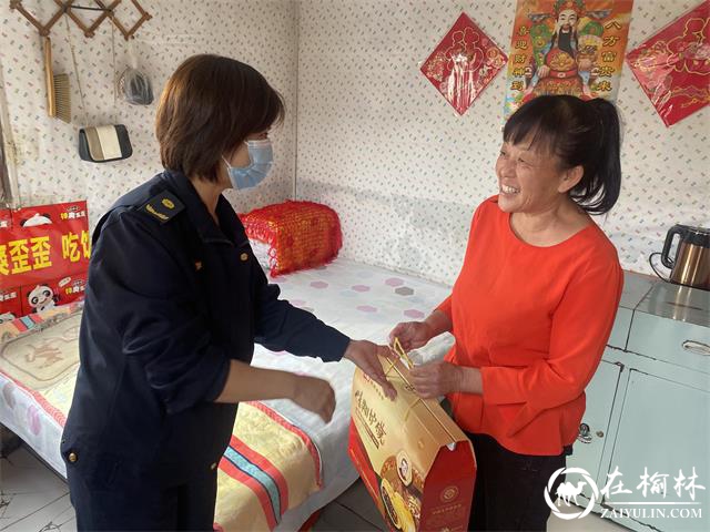 榆阳区崇文办学院社区开展“情暖中秋”走访慰问活动