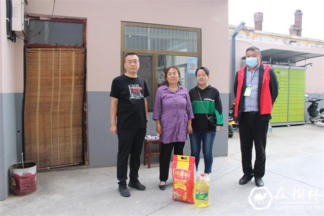 榆阳区崇文办学院社区开展“情暖中秋”走访慰问活动