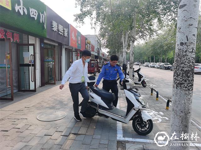 榆阳区崇文办学院社区开展创文专项整治活动