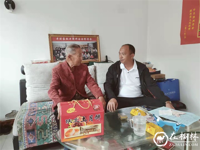 新明办定慧寺社区联合榆阳区市场监督管理局开展中秋慰问活动