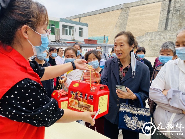 新明办定慧寺社区联合榆阳区市场监督管理局开展中秋慰问活动