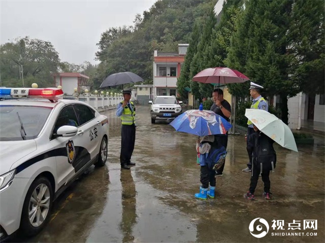 汉中市西乡县堰口镇政府护送学生安全绕过滑坡险路