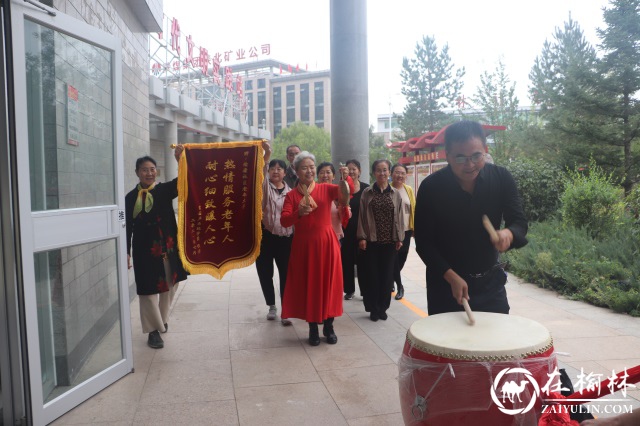 沙河办榆康社区学校务实办学，毕业学员喜送锦旗致谢