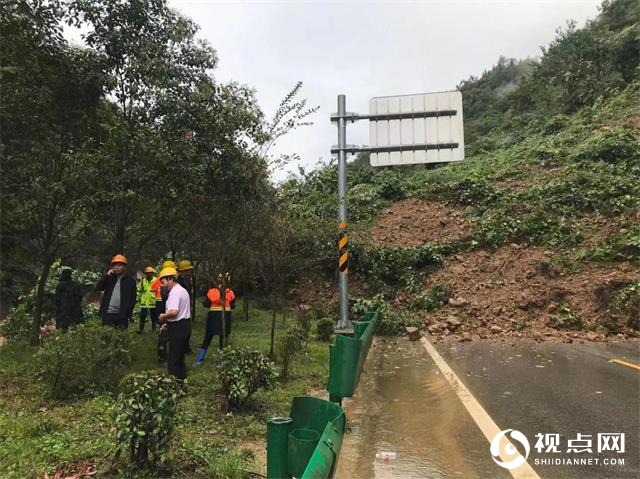 汉中市西乡县堰口镇政府护送学生安全绕过滑坡险路