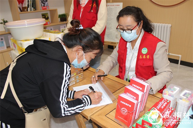 榆阳区崇文路街道学院社区开展“拴正人家”文明积分兑换活动