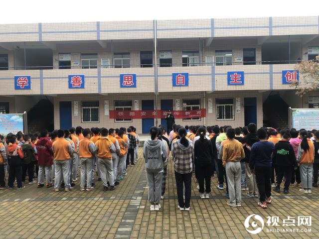 蒲城铁警国庆节前期开展法制安全宣传进校园活动