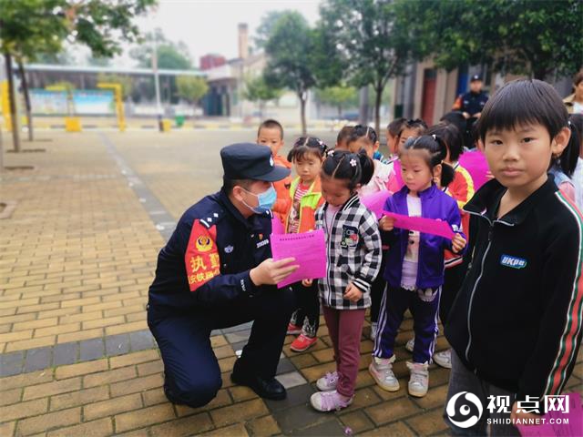 蒲城铁警国庆节前期开展法制安全宣传进校园活动