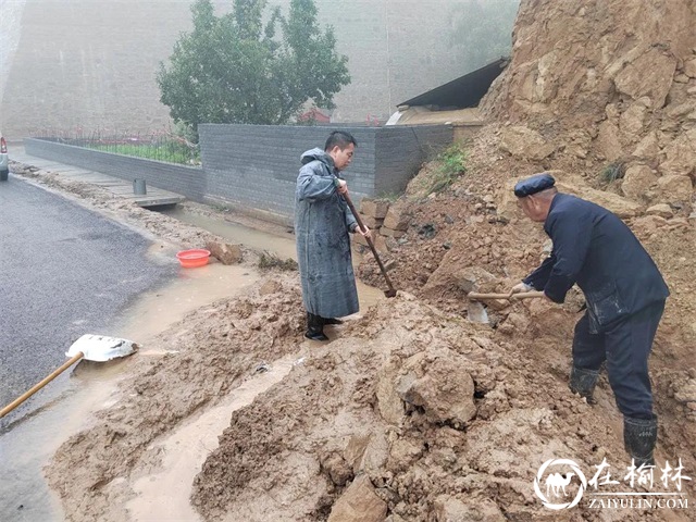 节日我在岗|雨中绥德公安的身影