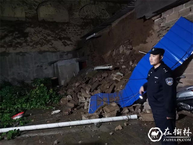 节日我在岗|雨中绥德公安的身影