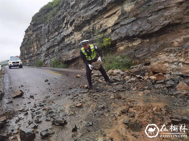 节日我在岗|雨中绥德公安的身影