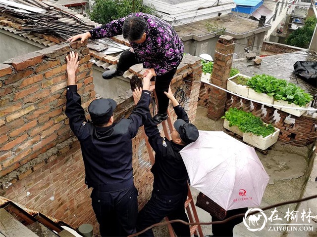 节日我在岗|雨中绥德公安的身影