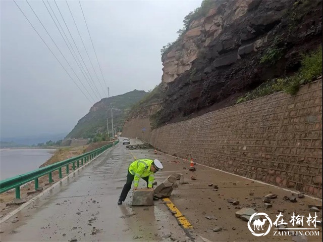 节日我在岗|雨中绥德公安的身影
