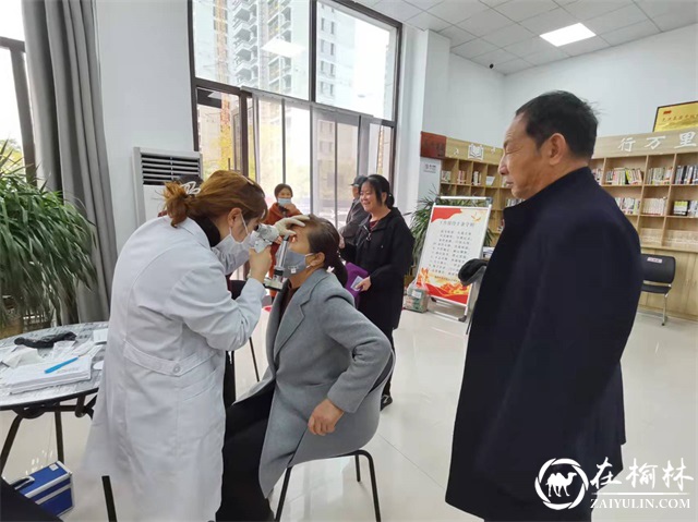 金沙路街道钟阳社区：爱在重阳情暖社区，免费理发义务诊病