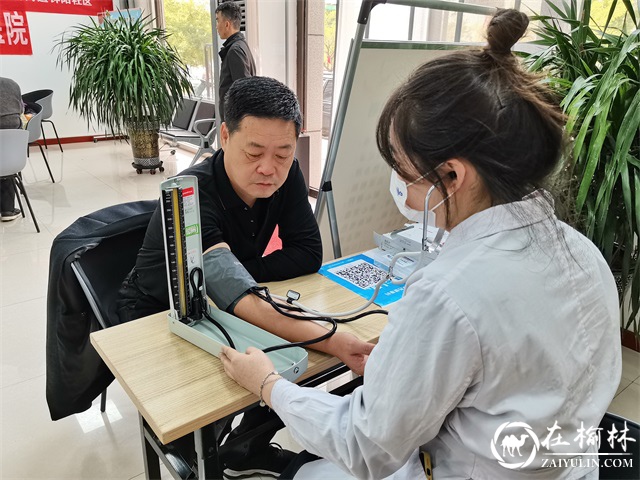 金沙路街道钟阳社区：爱在重阳情暖社区，免费理发义务诊病