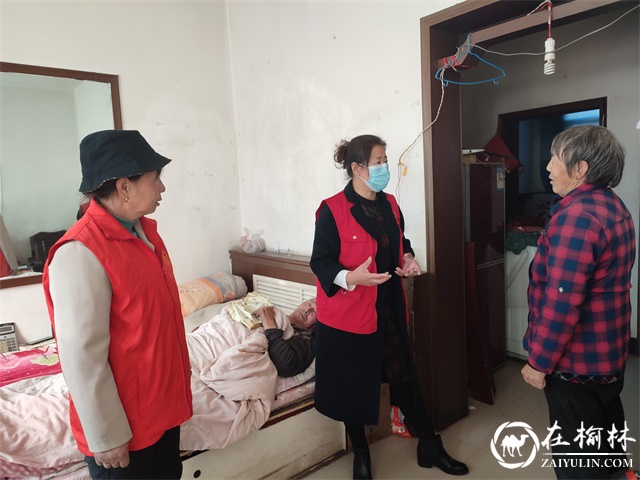 榆阳区驼峰办望湖路社区开展“关爱残疾老人”志愿服务活动