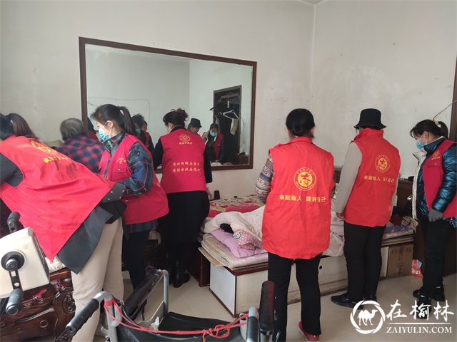 榆阳区驼峰办望湖路社区开展“关爱残疾老人”志愿服务活动