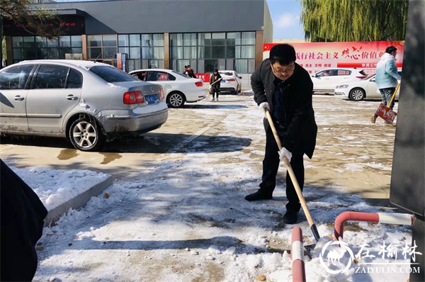 沙河路街道办榆康社区忙扫雪，天冷情却暖