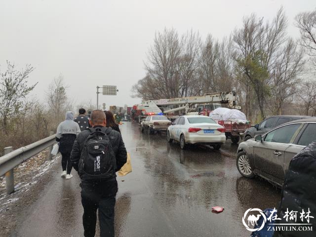 货车相撞致道路严重堵塞，两班车互换乘客脱困司机受表扬