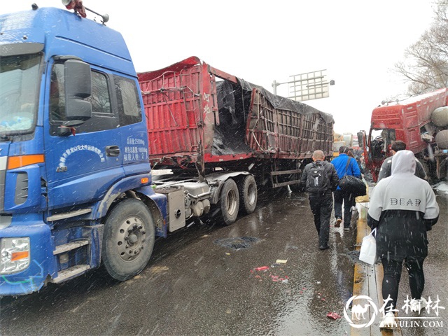 货车相撞致道路严重堵塞，两班车互换乘客脱困司机受表扬