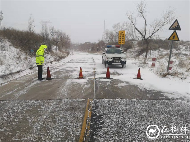 暖心画面 | 靖边交警战冰雪护平安瞬间