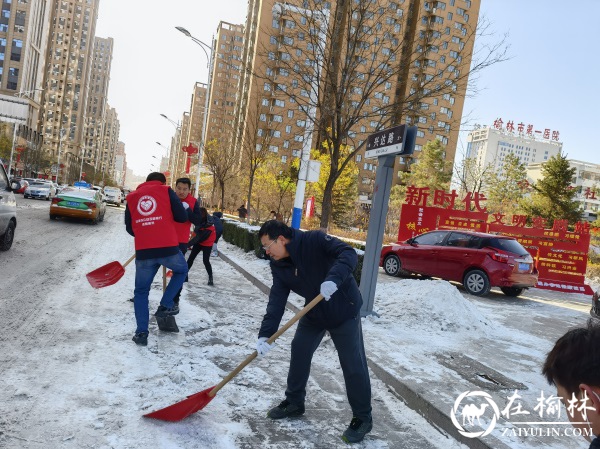 沙河路街道办榆康社区忙扫雪，天冷情却暖