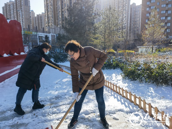沙河路街道办榆康社区忙扫雪，天冷情却暖