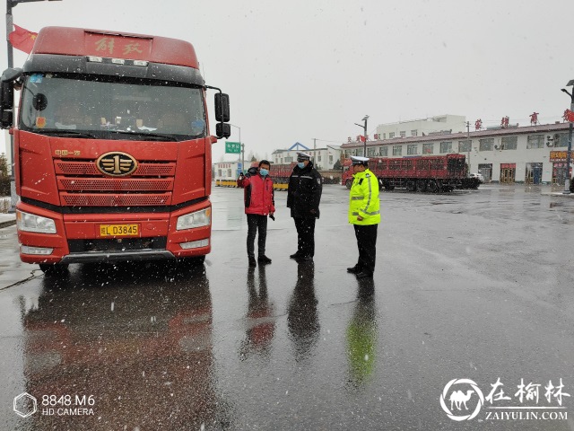 暖心画面 | 靖边交警战冰雪护平安瞬间