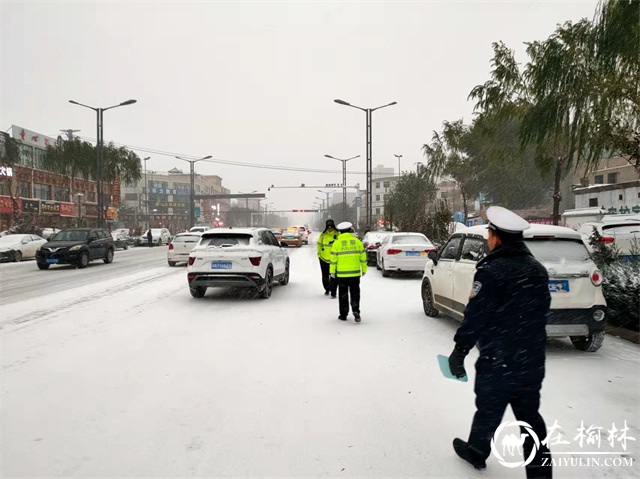暖心画面 | 靖边交警战冰雪护平安瞬间