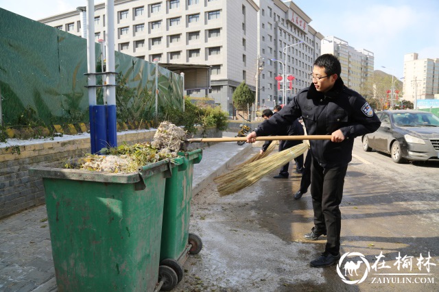 扫雪除冰，清涧公安展现最美雪“警”