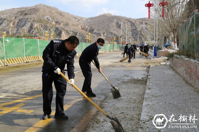 扫雪除冰，清涧公安展现最美雪“警”