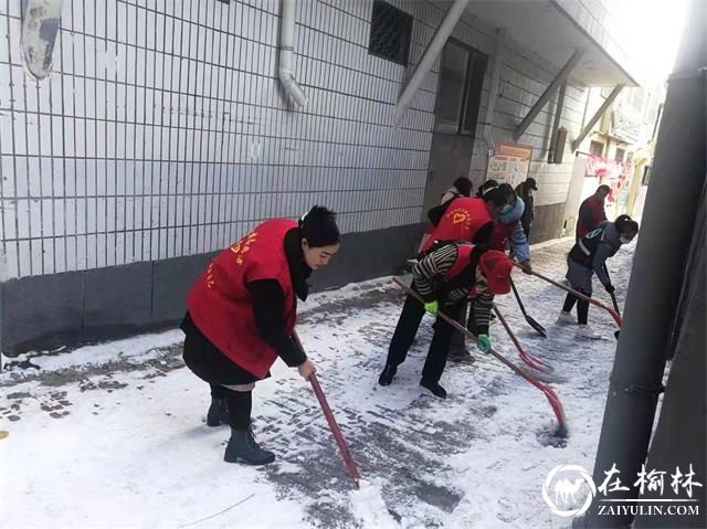 鼓楼街道凯歌楼社区携手辖区单位、商铺开展清雪活动