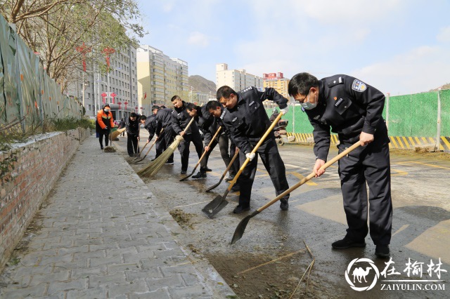 扫雪除冰，清涧公安展现最美雪“警”