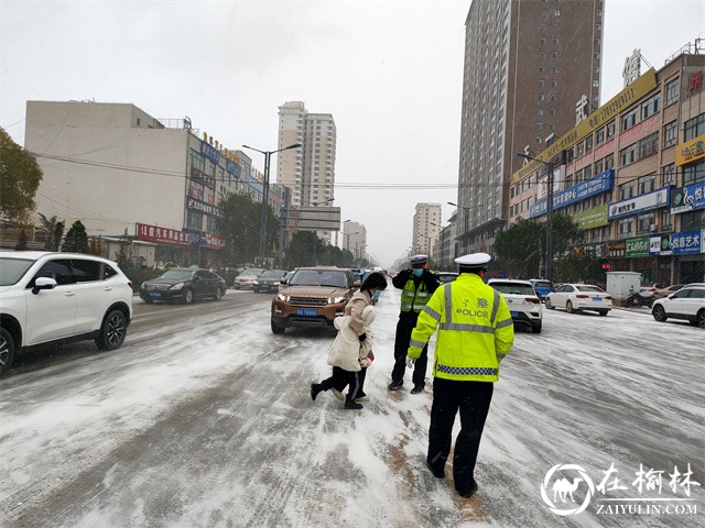 战风雪,斗严寒!靖边交警雨雪天气保畅通