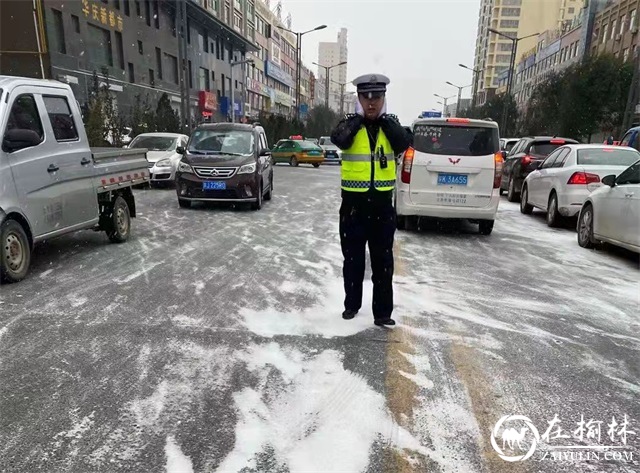 战风雪,斗严寒!靖边交警雨雪天气保畅通