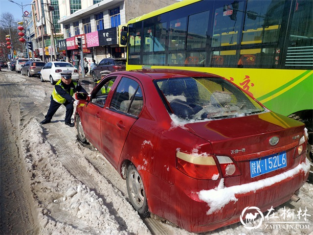 战风雪,斗严寒!靖边交警雨雪天气保畅通