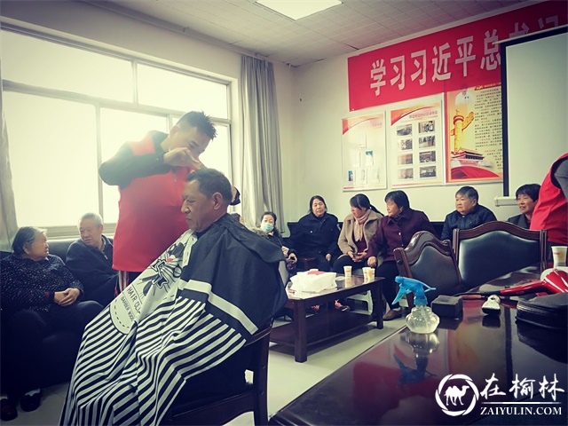 榆阳区长城路街道滨河路社区开展爱心义剪活动