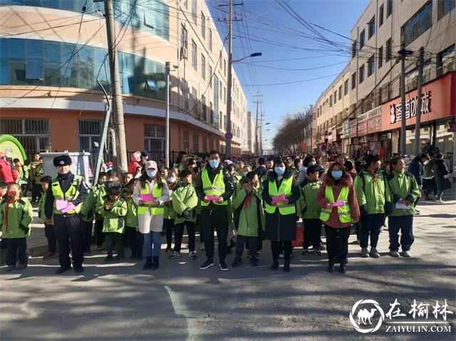 靖边交警开展“马路式”交通安全宣传活动 预热122