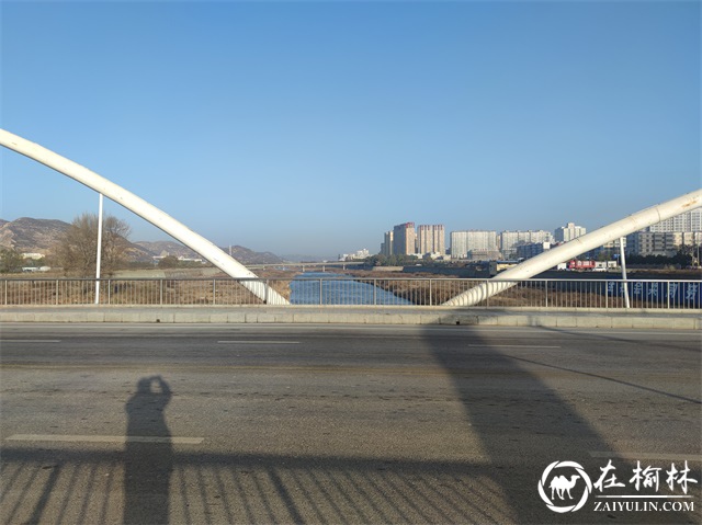 米脂：太阳照在无定河上