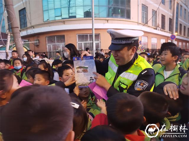 靖边交警开展“马路式”交通安全宣传活动 预热122