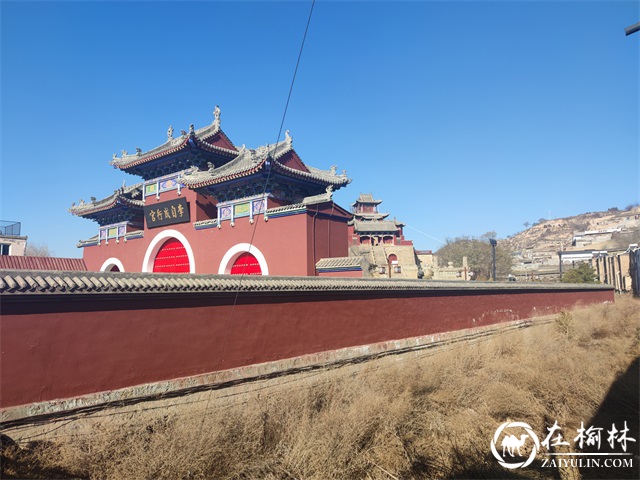 有损景区形象，米脂李自成行宫门口变停车场