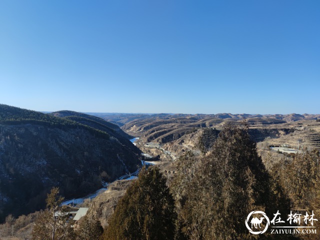 冬日里的高西沟,龙头山上党旗飘