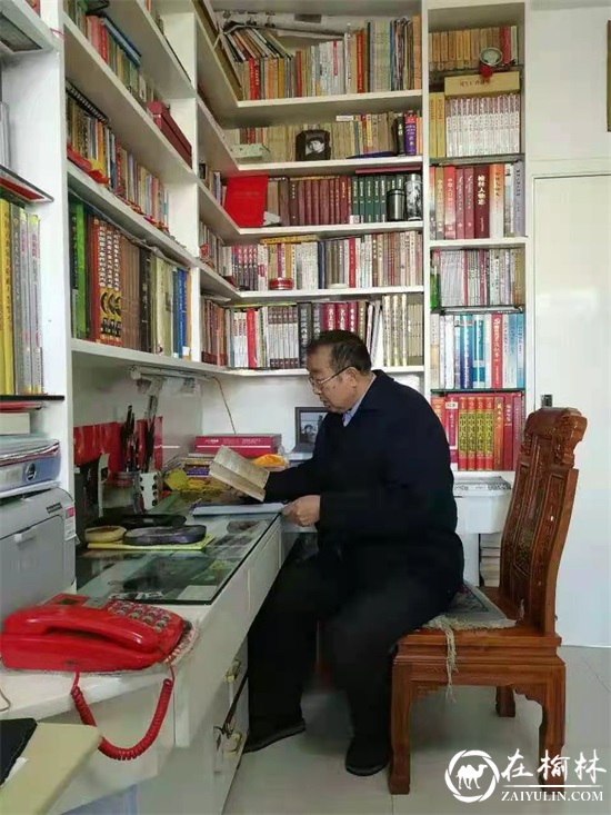 横山区刘文富与《人文高镇》:平凡人写出大文章