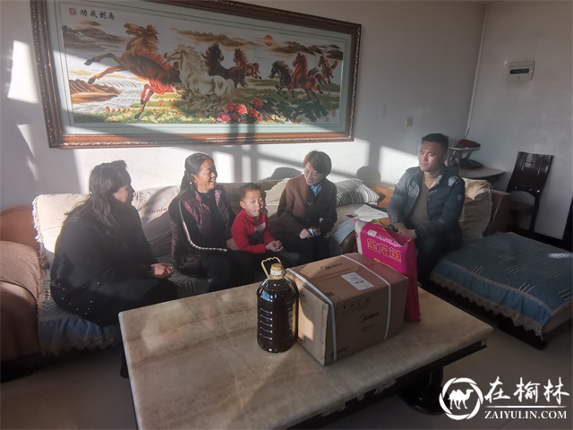 榆阳区驼峰办望湖路社区举办“银政携手送温暖 拥军优抚一家亲”慰问活动