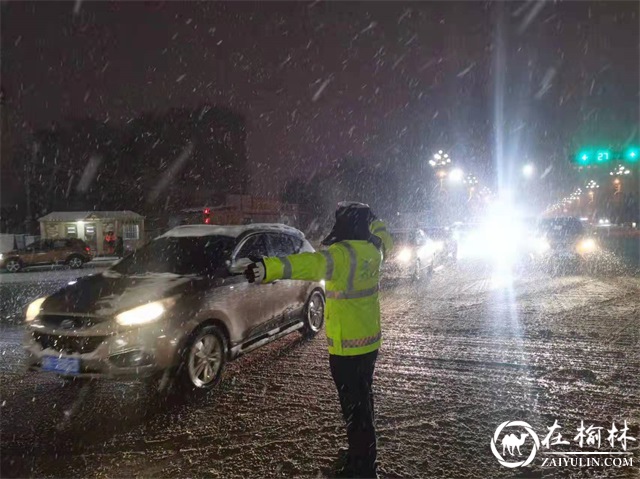 高峰突遇暴雪！靖边交警以雪为令，浴“雪”奋战情暖初冬