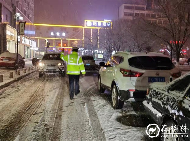 高峰突遇暴雪！靖边交警以雪为令，浴“雪”奋战情暖初冬