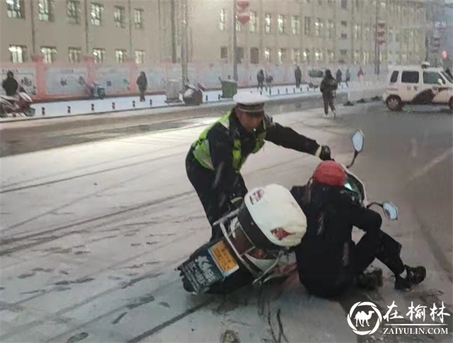 高峰突遇暴雪！靖边交警以雪为令，浴“雪”奋战情暖初冬