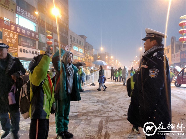 高峰突遇暴雪！靖边交警以雪为令，浴“雪”奋战情暖初冬