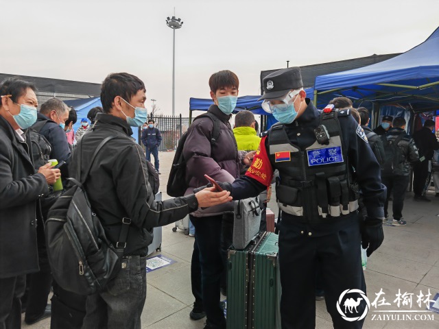 民警在出站口查看旅客健康码